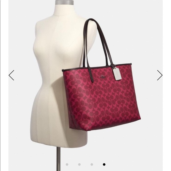🆕‼️Coach reversible tote with detachable pouch - Picture 3 of 5